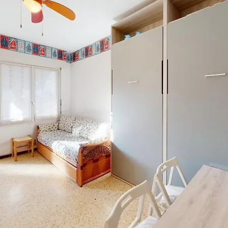 Apartment Avec Grande Terrasse Ensoleillee Pres Du Centre Et Des Plages - Fr-1-196-319 *